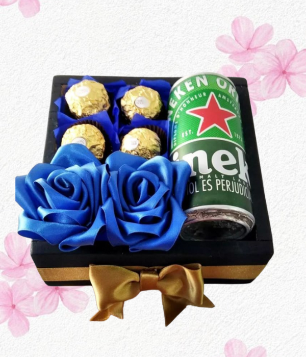 Box cuadrado, 2 rositas de jabón, 4 bombones y cerveza heineken