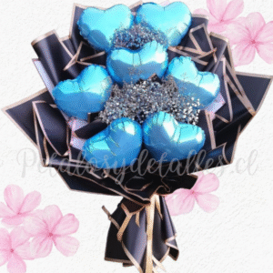 Ramo en corazones celestes y envoltorio en tono negro