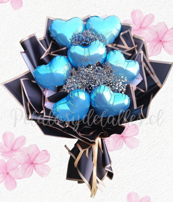 Ramo en corazones celestes y envoltorio en tono negro