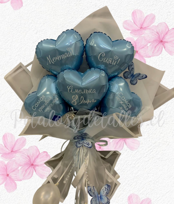 Ramo en corazones celestes personalizados y envoltorio blanco