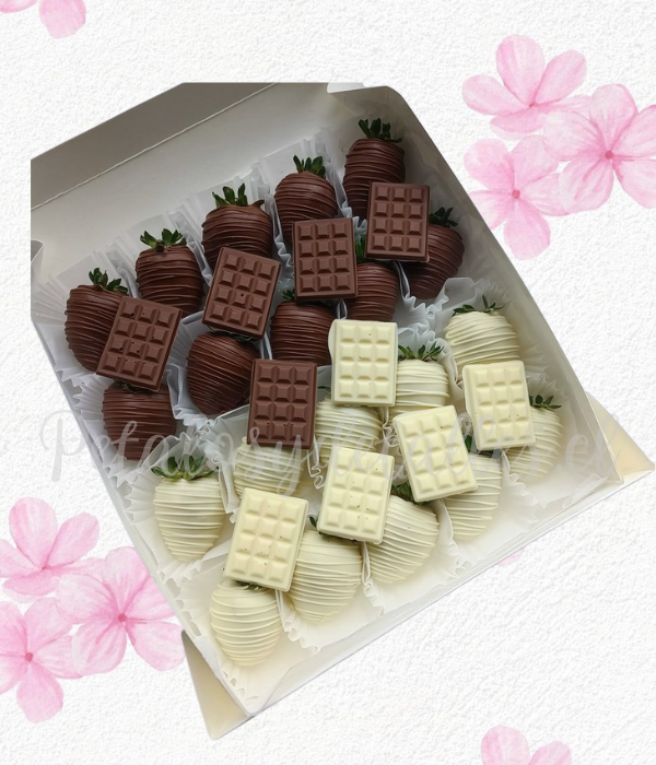 Caja en 20 frutillas y cuadros en chocolate decorativo