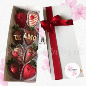 Caja rectangular en 8 frutillas decoradas en chocolate