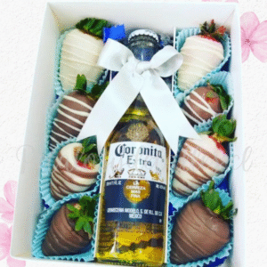 Caja cuadrada en 8 frutillas decoradas y cerveza corona