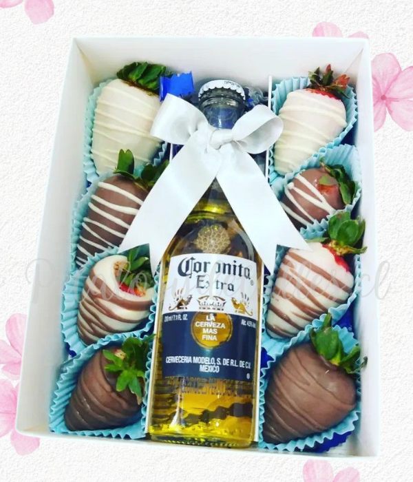 Caja cuadrada en 8 frutillas decoradas y cerveza corona