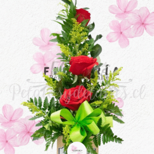 Base en 3 rosas importadas alargadas y follaje verde