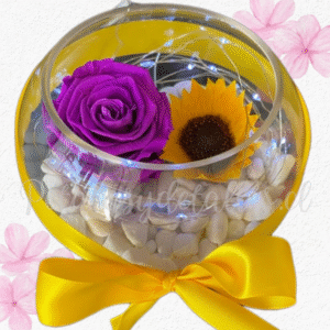 Rosa morada preservada eterna y girasol en pecera y piedritas