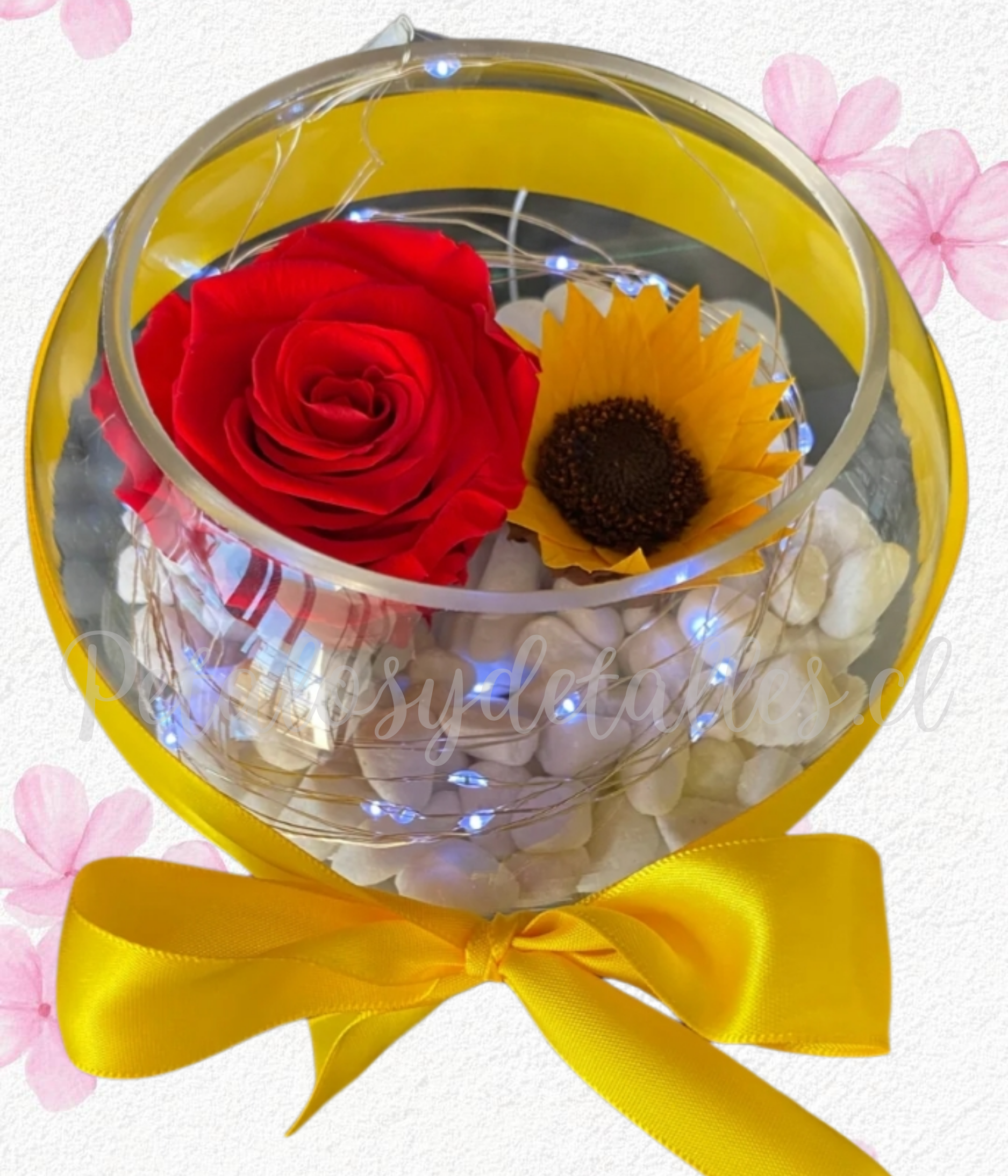 Rosa roja preservada eterna y girasol en pecera decorada