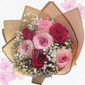 Ramo donce en 7 rosas, follaje e ilusión blanca