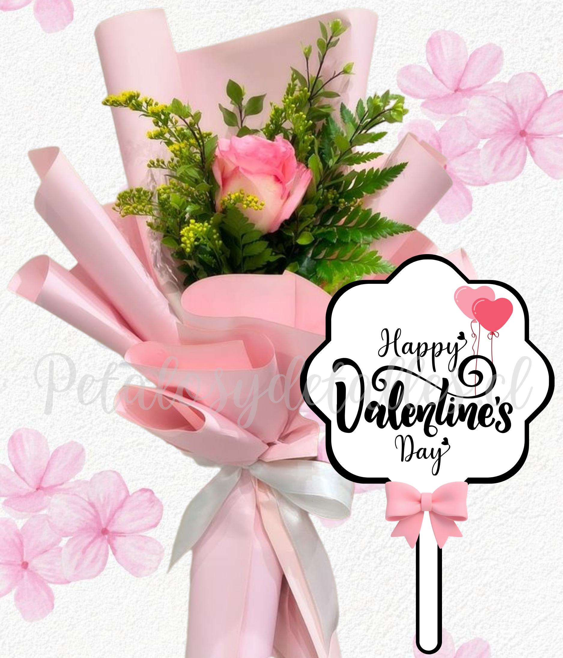 Elegante ramito en una rosa importada, follaje y topper