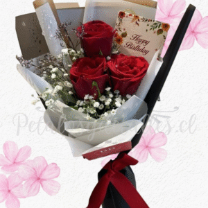 Elegante ramito en 3 rosas, follaje verde e ilusión