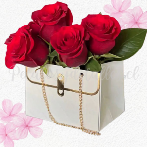 Carterita en 4 rosas naturales importadas y follaje verde