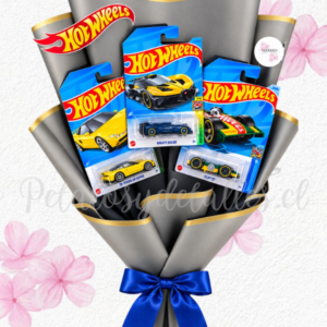 Ramo para ellos en 3 carritos HOT WHEELS y linda envoltura
